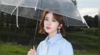 唐艺昕身着浅蓝衬衫漫步牧场 清新文艺感扑面而来