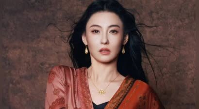 张柏芝穿波西米亚风长裙明艳动人 获赞 “经济上行的美”