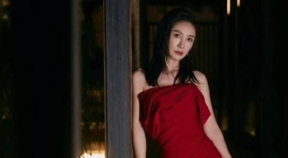 陶昕然一袭红色修身长裙亮相 明艳精致气场十足