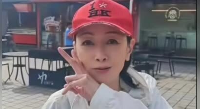 香港影坛女神在中山街头被偶遇，56岁身形清瘦变化好大