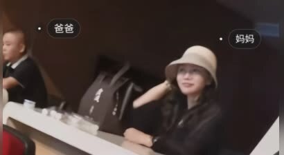 王俊凯广州演唱会父母现身，妈妈很年轻，给粉丝送伴手礼合照害羞