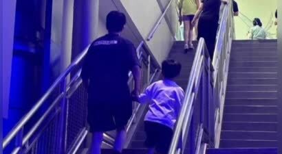 冯绍峰独自带儿子游玩被偶遇，7岁想想身高猛长