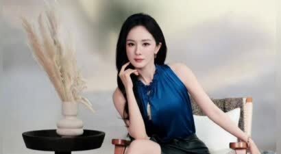 杨幂穿深蓝挂脖上衣酷飒知性