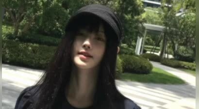 鞠婧祎小黑裙出镜 阳光下回眸格外惊艳
