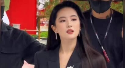 刘亦菲黑色西装出镜笑意明媚飒爽气质尽显
