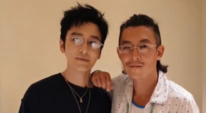 45岁陈冠希和48岁黄晓明罕同框，只差3岁却被网友评像两代人