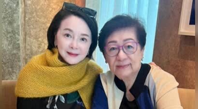 梁朝伟86岁母亲近照曝光，肤色红润满头黑发，为友人庆生还送礼物