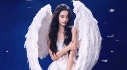 Angelababy羽毛翅膀造型 白裙尽显清冷仙气