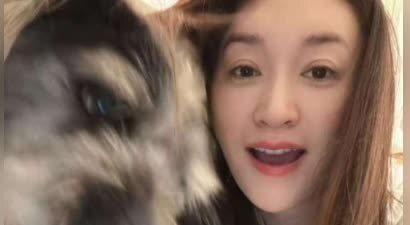 李小冉居家素颜和爱犬自拍 松弛氛围感十足