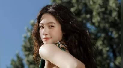 李兰迪绿色背带裙林间出镜 解锁森系少女氛围感