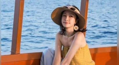 秦岚游艇出海随拍 亮黄抹胸造型松弛优雅
