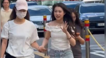 小沈阳女儿沈佳润在韩国练舞时意外腿部骨折