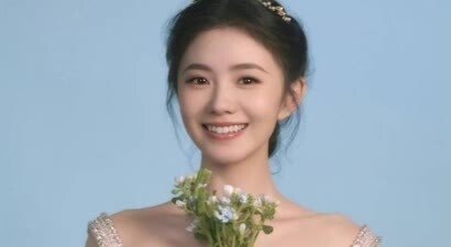 刘浩存解锁甜美元气造型 粉裙珍珠配饰少女感满满