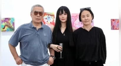 窦唯女儿窦佳嫄办画展，姜昆亲自题字！姥爷高飞、母亲高原助阵