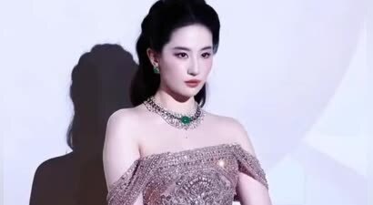 晚宴三美同台：刘嘉玲大胆秀深V，蔡依林抹胸裙，刘亦菲碎钻裙抢镜