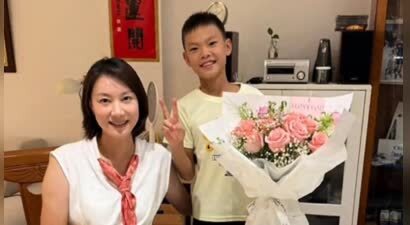 谢杏芳45岁海外庆生照曝光！林丹负责拍照，儿子面对镜头害羞