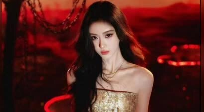 鞠婧祎穿亮片刺绣裙眼神魅惑