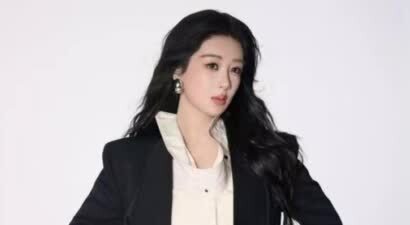 杨紫穿黑色宽松西装利落知性