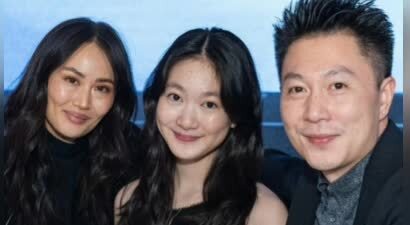 李小鹏一家亮相香港慈善晚宴，14岁奥莉容貌变化大，妻子衰老明显
