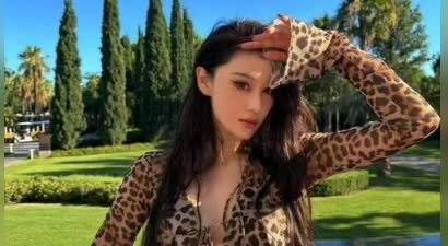 张馨予穿豹纹露腰套装又美又飒