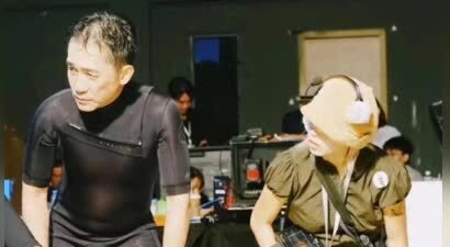 梁朝伟片场工作照曝光，穿黑色紧身潜水服，秃发严重却依旧帅气