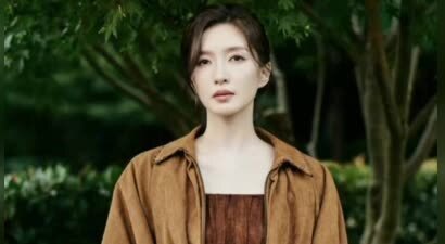 江疏影拍入秋户外写真温婉松弛