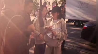 44岁宋慧乔巴黎街头被偶遇，穿白色休闲装尽显气质，离婚后状态佳