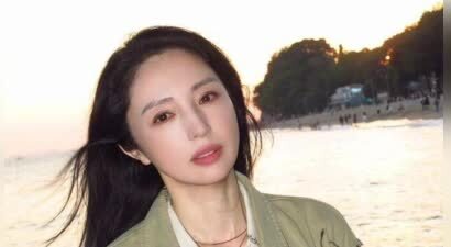 董璇鼓浪屿海边拍大片 落日相伴尽显温柔