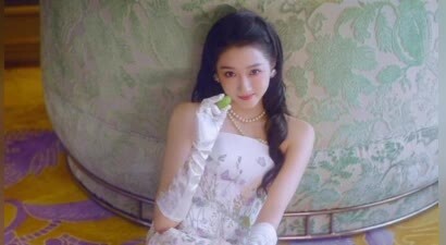 关晓彤穿花卉礼裙清新亮眼 珍珠项链衬出复古气质