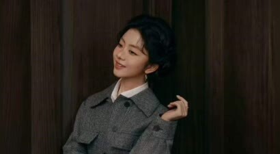 谭松韵灰色套装出镜 低盘发复古大方