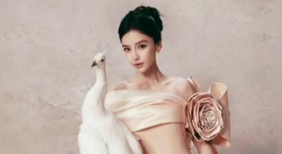 杨颖粉色立体花饰裙上身 和白孔雀相伴氛围感十足