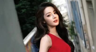 迪丽热巴看秀造型释出 身着红丝绒长裙美艳大气