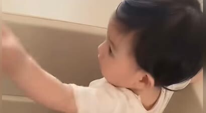 方媛晒小女儿挑战郭富城“鲨鱼舞”视频，三胎女儿侧脸曝光