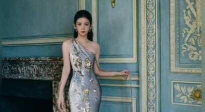 周也月光女神造型 碎金亮片裙亮眼