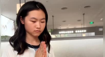 岳云鹏女儿晒15岁庆生照！小眼睛肿眼泡、脸比爸小，生日宴太朴素