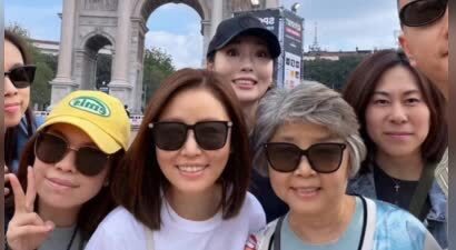 林心如带母亲米兰旅行，76岁母亲头发全白，状态远超同龄人！