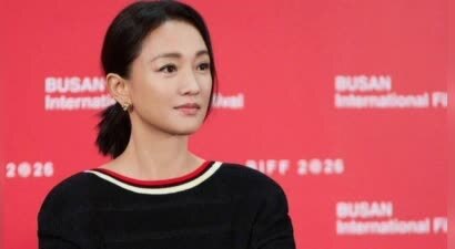 周迅穿条纹针织套装利落雅致