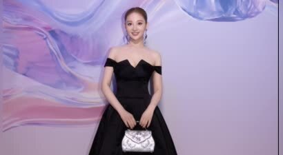 孙嘉璐亮相巴黎时装周 于光影间展现优雅新意