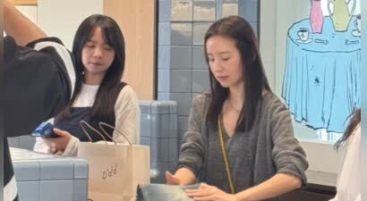 46岁董洁经营服装店 亲自帮顾客打包衣物状态出众