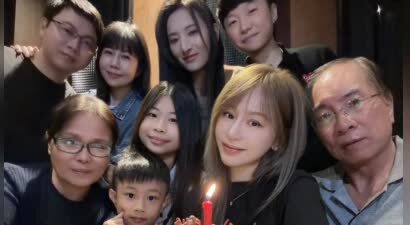 王心凌晒44岁庆生照，收到好多生日蛋糕，爸妈罕见出镜很显年轻