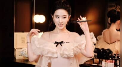 刘亦菲身穿公主裙灵动可爱 化妆间拍摄刷浅笑动人