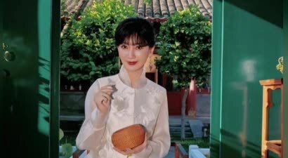 赵雅芝新中式造型亮相 一颦一笑自带温婉魅力