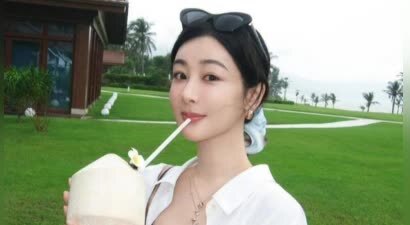 杨紫白衬衫造型松弛清爽 手捧椰子享受假日时光