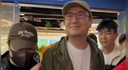 沈腾带妻儿度假被女粉夸很帅，王琦直接瞪回去，8岁儿子满脸堆肉