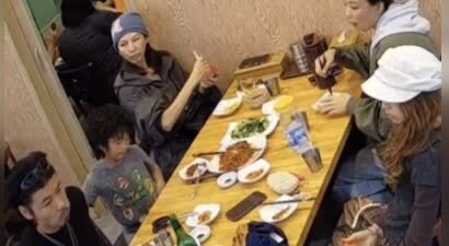 53岁蔡少芬和张晋现身韩国 带三娃吃中华料理