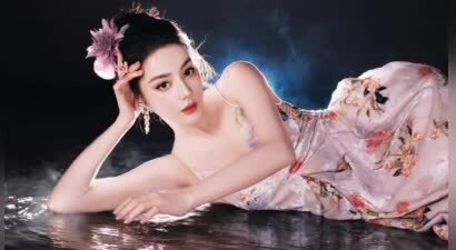 迪丽热巴宛如花仙子身姿曼妙