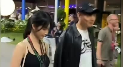 林俊杰和女友七七观赛F1后牵手离开，一路十指紧扣十分甜蜜