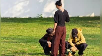 宋妍霏窦靖童公园遛狗被偶遇，互动亲密状态松弛