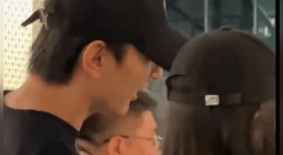 偶遇于小彤携女生逛街遛狗 低声交流疑似新恋情