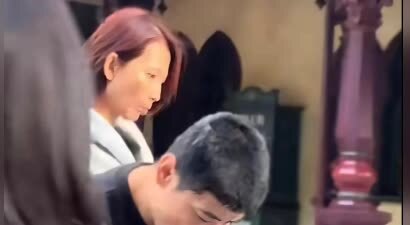 蔡少芬张晋迪士尼被偶遇，红发显疲惫，张晋白发惹热议